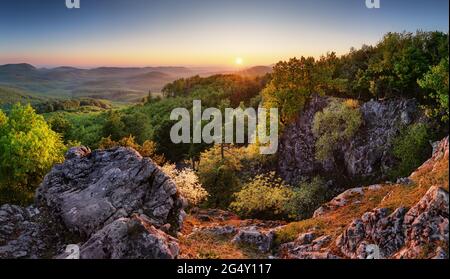 Tolle Berglandschaft mit bunt leuchtenden Sonnenuntergang auf dem bewölkten Himmel, natürliche Outdoor reisen Hintergrund. Beauty Welt. Stockfoto