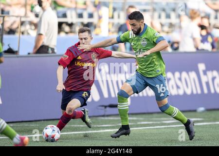 Der Mittelfeldspieler Alex Roldan (16) von Seattle Sounders und der Verteidiger von Real Salt Lake, Andrew Brody (2), kämpfen in der ersten Hälfte eines MLS-Spiels um den Ball Stockfoto