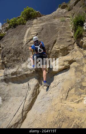 Klettersteige auf den Baumes Corcades Klettersteig in Centelles (Osona, Barcelona, Katalonien, Spanien) ESP: Escaladores subiendo por una Klettersteig Stockfoto