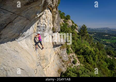 Klettersteige auf den Baumes Corcades Klettersteig in Centelles (Osona, Barcelona, Katalonien, Spanien) ESP: Escaladores subiendo por una Klettersteig Stockfoto