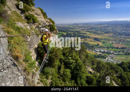 Klettersteige auf den Baumes Corcades Klettersteig in Centelles (Osona, Barcelona, Katalonien, Spanien) ESP: Escaladores subiendo por una Klettersteig Stockfoto