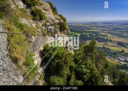 Klettersteige auf den Baumes Corcades Klettersteig in Centelles (Osona, Barcelona, Katalonien, Spanien) ESP: Escaladores subiendo por una Klettersteig Stockfoto