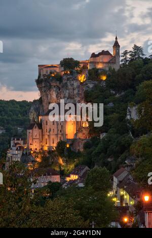 FRANKREICH, LOT (46), HAUT-QUERCY, ROCAMADOUR IN DER ABENDDÄMMERUNG Stockfoto