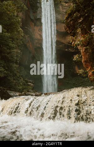 Ein großer Wasserfall in einem Wald Stockfoto