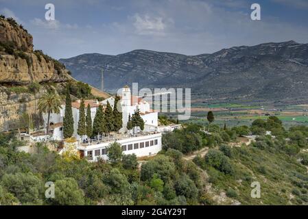 La Piedat Hermitage (die Frömmigkeit) in der Godall-Bergkette. Im Hintergrund die Montsià Range (Ulldecona, Tarragona, Katalonien, Spanien) Stockfoto