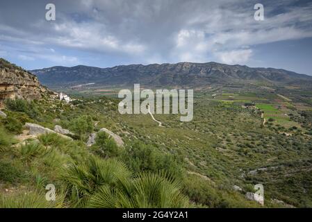 La Piedat Hermitage (die Frömmigkeit) in der Godall-Bergkette. Im Hintergrund die Montsià Range (Ulldecona, Tarragona, Katalonien, Spanien) Stockfoto