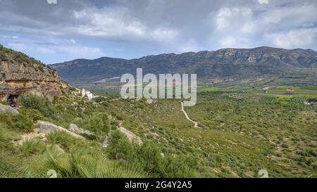 La Piedat Hermitage (die Frömmigkeit) in der Godall-Bergkette. Im Hintergrund die Montsià Range (Ulldecona, Tarragona, Katalonien, Spanien) Stockfoto