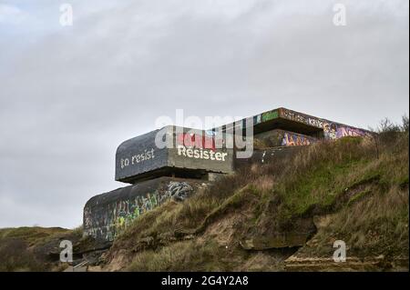 Leffrinckoucke (Nordfrankreich). Blockhaus mit Graffiti am Strand bedeckt. Künstler 'Anonymous', der das Mirror Blockhaus schuf Stockfoto