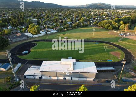 Eine Luftaufnahme von Silke Field auf dem Campus der Springfield High School, Mittwoch, 23. Juni 2021, in Springfield, Reg. Stockfoto