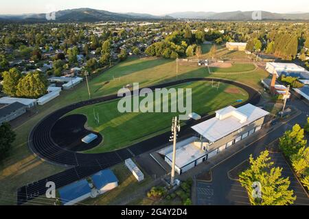 Eine Luftaufnahme von Silke Field auf dem Campus der Springfield High School, Mittwoch, 23. Juni 2021, in Springfield, Reg. Stockfoto