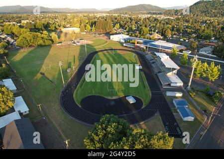 Eine Luftaufnahme von Silke Field auf dem Campus der Springfield High School, Mittwoch, 23. Juni 2021, in Springfield, Reg. Stockfoto