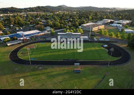 Eine Luftaufnahme von Silke Field auf dem Campus der Springfield High School, Mittwoch, 23. Juni 2021, in Springfield, Reg. Stockfoto