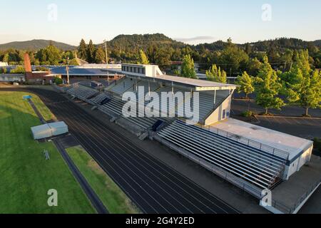 Eine Luftaufnahme der Silke Field Tribüne auf dem Campus der Springfield High School, Mittwoch, 23. Juni 2021, in Springfield, Reg. Stockfoto