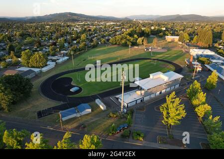 Eine Luftaufnahme von Silke Field auf dem Campus der Springfield High School, Mittwoch, 23. Juni 2021, in Springfield, Reg. Stockfoto