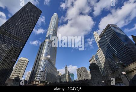 USA, Illinois, Chicago: Inmitten von Wolkenkratzern liegt das Trump International Hotel and Tower (98-stöckiges Gebäude, 1,388 Fuß) bei 401 North Stockfoto