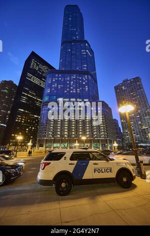 USA, Illinois, Chicago: Polizeiauto in der Nacht vor dem Trump International Hotel and Tower (98-stöckiges Gebäude, 1,388 Fuß) in 401 Nort Stockfoto