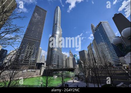 USA, Illinois, Chicago: Auf der linken Seite die Marina City Türme, zwei Wohngebäude (450 Wohnungen pro Turm), 587 Fuß und 65 Etagen twi Stockfoto