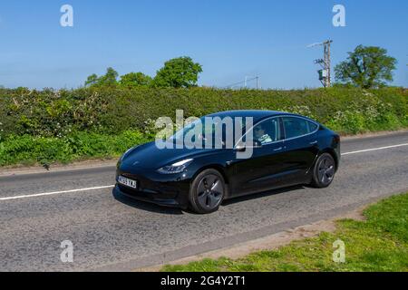 2019 (69 Teller) schwarze Tesla EV-Elektrolimousine, auf dem Weg zur Capesthorne Hall Classic May Car Show, Ceshire, Großbritannien Stockfoto