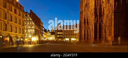 FRANKREICH, BAS-RHIN (67), STRASSBURG, PLACE DE LA CATHEDRALE BEI NACHT Stockfoto