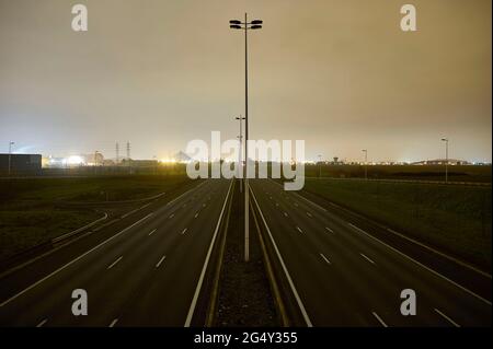 Henin Beaumont (Nordfrankreich): Verlassene Autobahn A1 während des Coronavirus-Ausbruchs, dritte Sperre von Covid 19, am 21. März 2021. In der Regel der Durchschnitt Stockfoto