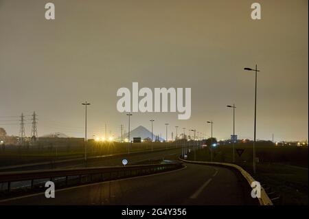 Henin Beaumont (Nordfrankreich): Verlassene Autobahn A1 während des Coronavirus-Ausbruchs, dritte Sperre von Covid 19, am 21. März 2021. In der Regel der Durchschnitt Stockfoto