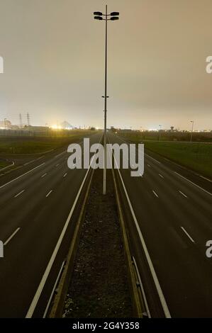 Henin Beaumont (Nordfrankreich): Verlassene Autobahn A1 während des Coronavirus-Ausbruchs, dritte Sperre von Covid 19, am 21. März 2021. In der Regel der Durchschnitt Stockfoto