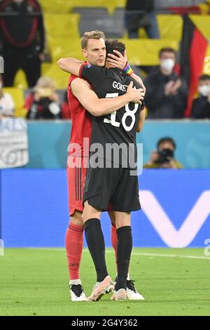 München, Deutschland. 23. Juni 2021. Finaler Jubel, umarmen Torwart Manuel NEUER (GER) mit Leon GORETZKA (GER), Gruppenphase, Vorrunde Gruppe F, Spiel M36, Deutschland (GER) - Ungarn (HUN) 2-2, am 06/23/2021 in München/Deutschland, Fußballarena (Alliance Arena). Football EM 2020 von 06/11/2021 bis 07/11/2021. Kredit: dpa/Alamy Live Nachrichten Stockfoto
