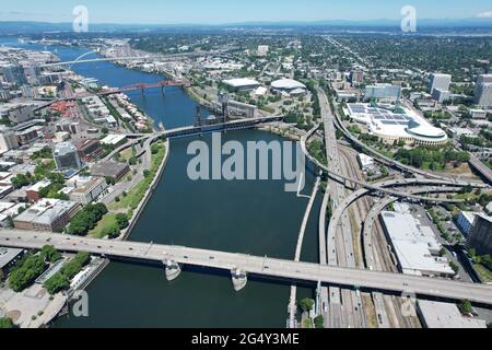 Eine Luftaufnahme des Williamette River und der Innenstadt von Portland, vor dem Hintergrund der Erzensilhouette, Mittwoch, 23. Juni 2021. Stockfoto