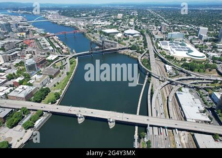 Eine Luftaufnahme des Williamette River und der Innenstadt von Portland, vor dem Hintergrund der Erzensilhouette, Mittwoch, 23. Juni 2021. Stockfoto