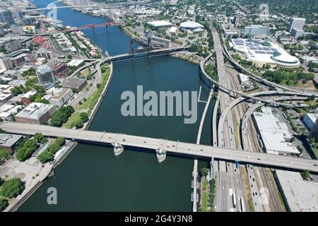 Eine Luftaufnahme des Williamette River und der Innenstadt von Portland, vor dem Hintergrund der Erzensilhouette, Mittwoch, 23. Juni 2021. Stockfoto