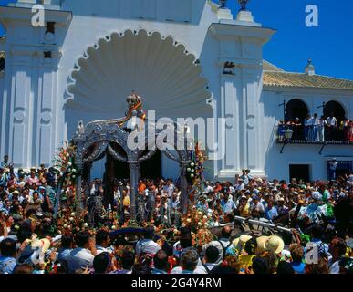 ROCIEROS FRENTE A LA ERMITA - CARRETA DEL SIMPECADO - FOTO 1978. Lage: ROMERIA 1978. Rocio. Huelva. SPANIEN. Stockfoto