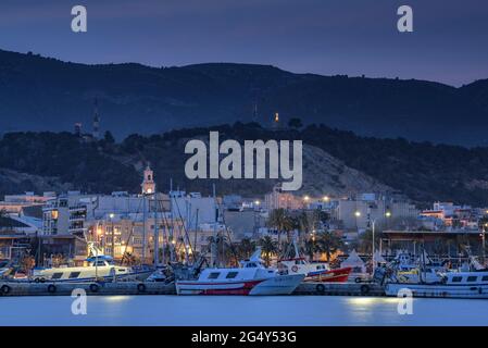 Sonnenuntergang im Hafen von Sant Carles de la Ràpita. Im Hintergrund das Gebirge Montsià, in der Nähe des Ebro-Deltas (Provinz Tarragona, Katalonien, Spanien) Stockfoto