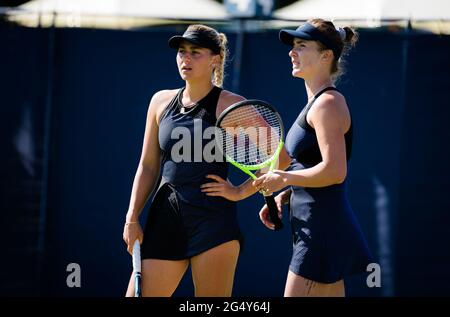 Eastbourne, Großbritannien. Juni 2021. Elina Svitolina und Marta Kostyuk aus der Ukraine spielen Doppel beim Viking International WTA 500 Tennisturnier 2021 am 23. Juni 2021 im Devonshire Park Tennis in Eastbourne, England - Foto Rob Prange/Spanien DPPI/DPPI/LiveMedia Kredit: Unabhängige Fotoagentur/Alamy Live News Stockfoto