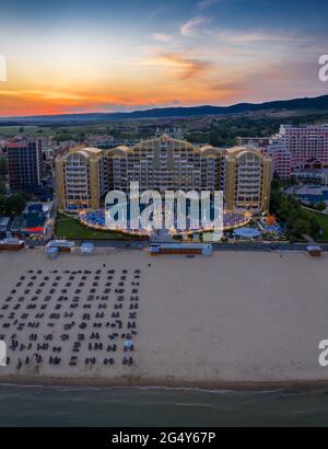 Luftaufnahme zu einem Seebad Sunny Beach bei Sonnenuntergang Stockfoto