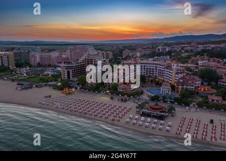 Luftaufnahme zu einem Seebad Sunny Beach bei Sonnenuntergang Stockfoto