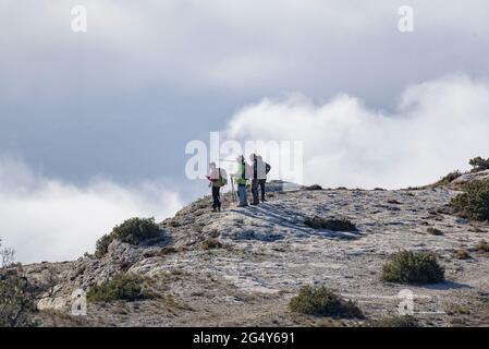 Blick vom Gipfel Roca Corbatera in der Serra de Montsant, an einem Wintermorgen (Priorat, Tarragona, Katalonien, Spanien) Stockfoto