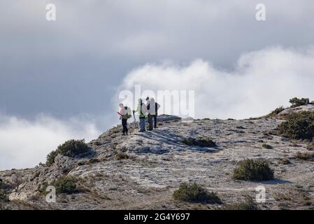 Blick vom Gipfel Roca Corbatera in der Serra de Montsant, an einem Wintermorgen (Priorat, Tarragona, Katalonien, Spanien) Stockfoto
