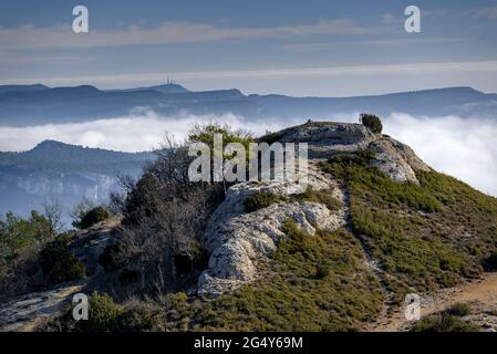 Blick vom Gipfel Roca Corbatera in der Serra de Montsant, an einem Wintermorgen (Priorat, Tarragona, Katalonien, Spanien) Stockfoto