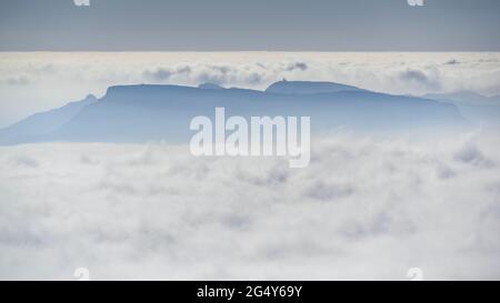 Blick vom Gipfel Roca Corbatera in der Serra de Montsant, an einem Wintermorgen (Priorat, Tarragona, Katalonien, Spanien) Stockfoto