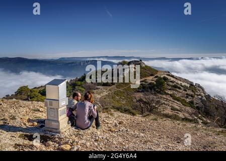 Blick vom Gipfel Roca Corbatera in der Serra de Montsant, an einem Wintermorgen (Priorat, Tarragona, Katalonien, Spanien) Stockfoto