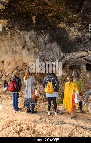 Besuch der neolithischen Höhlenmalereien der Abrics de l'Ermita in Ulldecona, einem UNESCO-Weltkulturerbe (Tarragona, Katalonien, Spanien) Stockfoto