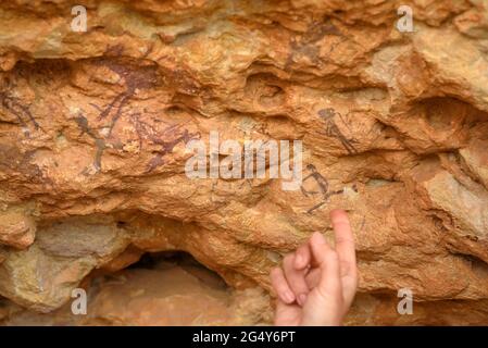 Besuch der neolithischen Höhlenmalereien der Abrics de l'Ermita in Ulldecona, einem UNESCO-Weltkulturerbe (Tarragona, Katalonien, Spanien) Stockfoto