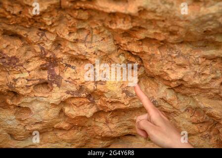 Besuch der neolithischen Höhlenmalereien der Abrics de l'Ermita in Ulldecona, einem UNESCO-Weltkulturerbe (Tarragona, Katalonien, Spanien) Stockfoto