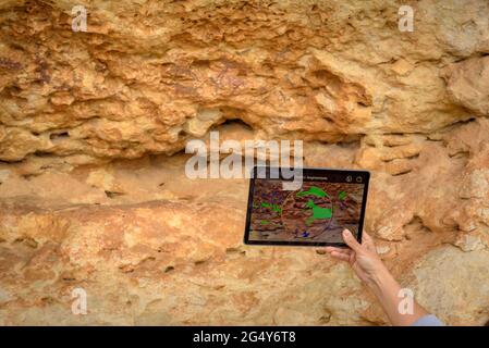 Besuch der neolithischen Höhlenmalereien der Abrics de l'Ermita in Ulldecona, einem UNESCO-Weltkulturerbe (Tarragona, Katalonien, Spanien) Stockfoto