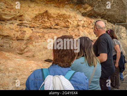 Besuch der neolithischen Höhlenmalereien der Abrics de l'Ermita in Ulldecona, einem UNESCO-Weltkulturerbe (Tarragona, Katalonien, Spanien) Stockfoto