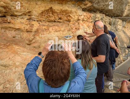 Besuch der neolithischen Höhlenmalereien der Abrics de l'Ermita in Ulldecona, einem UNESCO-Weltkulturerbe (Tarragona, Katalonien, Spanien) Stockfoto