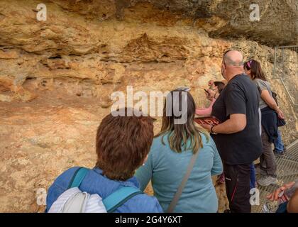 Besuch der neolithischen Höhlenmalereien der Abrics de l'Ermita in Ulldecona, einem UNESCO-Weltkulturerbe (Tarragona, Katalonien, Spanien) Stockfoto