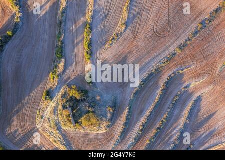 Luftaufnahme einiger Felder mit Frost in Navàs, bei einem Winteraufgang (Bages, Barcelona, Katalonien, Spanien) ESP: Vista aérea de unos campos con escarcha Stockfoto