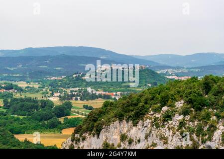 Panoramablick auf die Berge und die schöne Altstadt von Buzet in Kroatien, ein berühmtes Touristenziel. Stockfoto