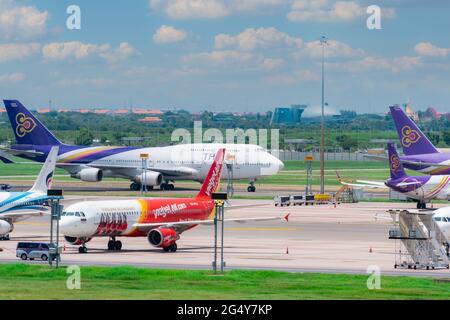 SAMUT PRAKAN, THAILAND-15. MAI 2021 : Frachtflugzeug auf dem Flugplatz im Flughafen geparkt. Frachtflugzeug von Thai Airways, Thai Airways und Vietjet Airline Stockfoto